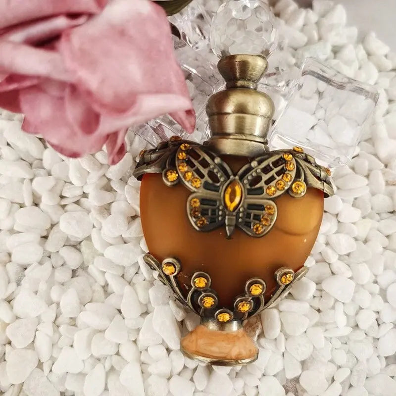 Showlu Dubai Essence perfume bottle, 15ml long-lasting elegant fragrance with a fresh, light scent and stylish packaging.