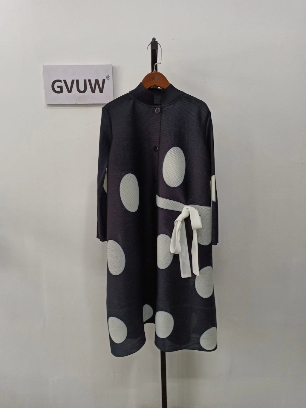 Showlu Store Nation GVUW polka dot sleeveless pleated midi dress with stand collar, elegant and stylish for sophisticated occasions.