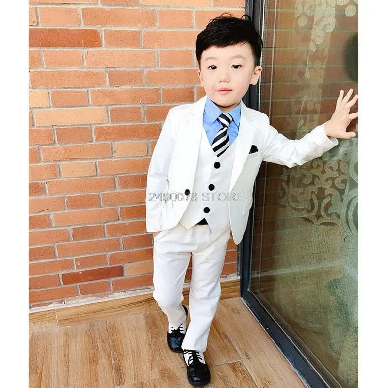 White boys' wedding suit with blazer and bowtie, formal tuxedo for kids, perfect for ceremonies and special occasions.
