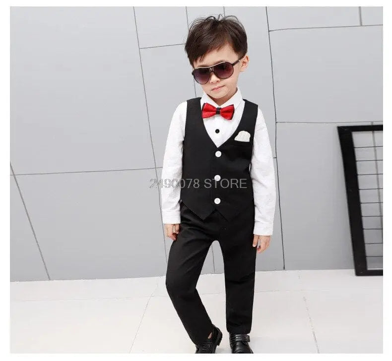 White wedding suit for boys by Showlu Fashion, includes blazer and bowtie, perfect for formal ceremonies and parties.