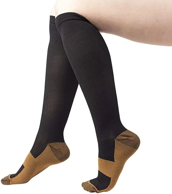Black compression socks for men and women, showing a close-up of sporty, anti-fatigue design for football and athletic activities.