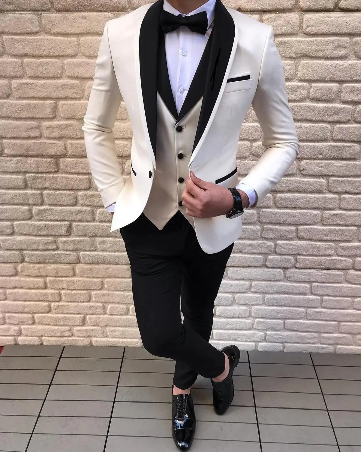 Showlu white 3-piece men's wedding tuxedo with slim fit, black shawl lapel, featuring a tailored jacket and matching trousers.