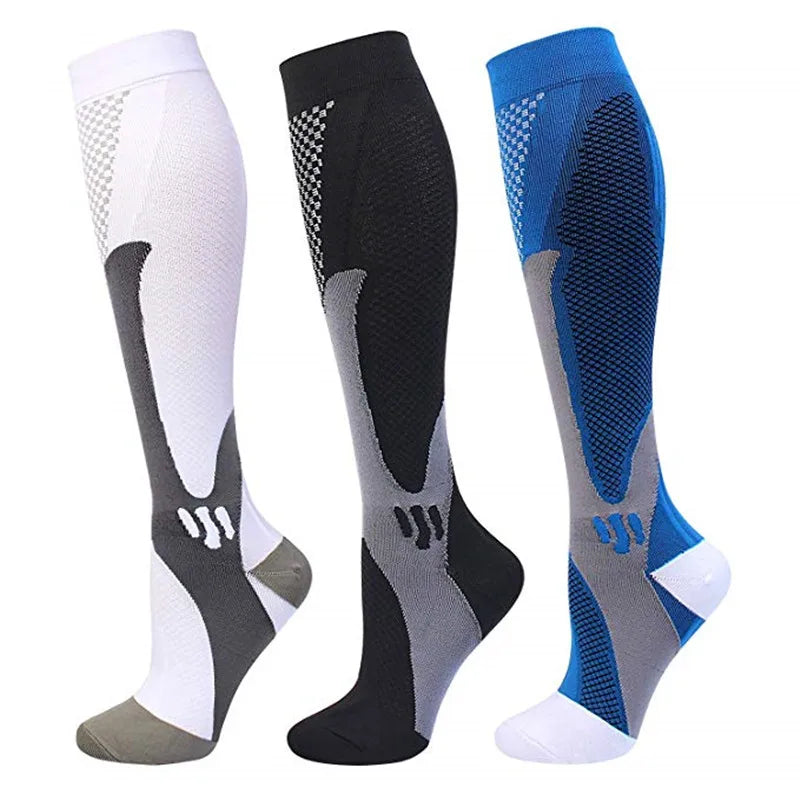 Black compression socks for men and women, designed for football and sports, with anti-fatigue and pain relief features.