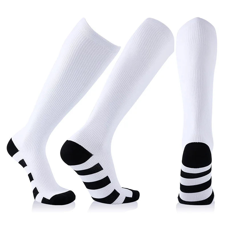 Black compression socks for men and women, designed for football and sports, with anti-fatigue and pain relief features.