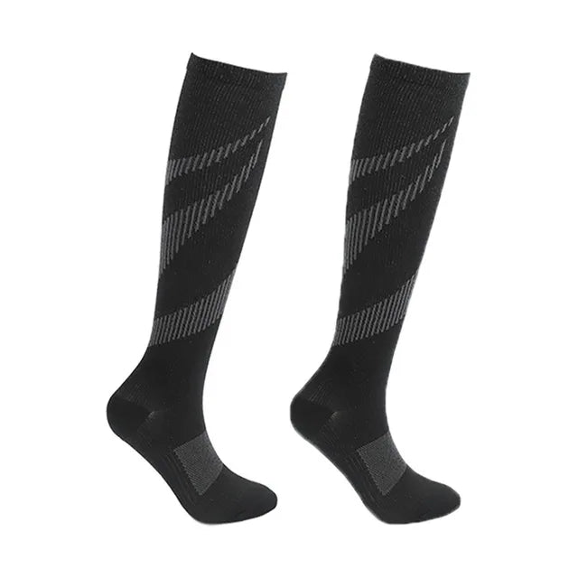 Black compression socks for men and women, designed for running and sports, with anti-fatigue and pain relief features.