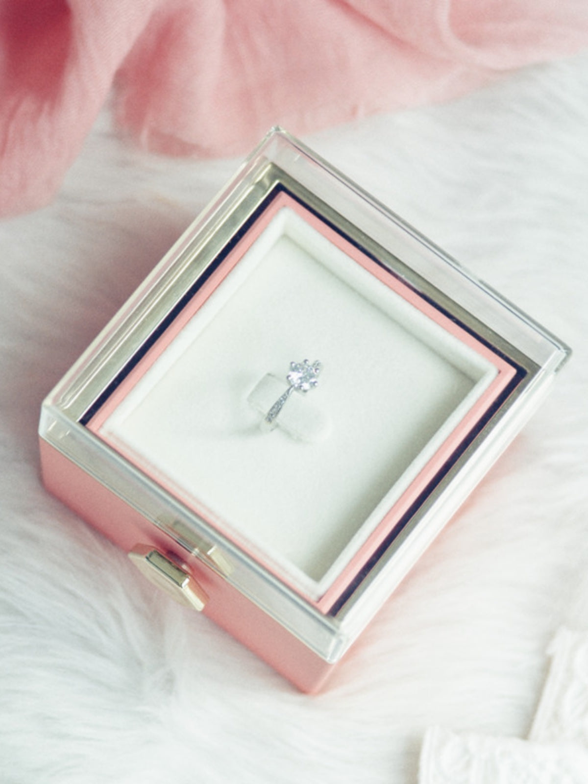 Showlu Fashion Store proposal ring box, elegant jewelry case for Qixi festival, designed to showcase engagement or gift rings.