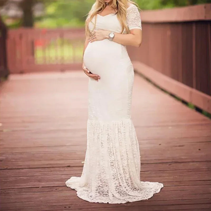 Lace maternity photography dress in mermaid style with short sleeves by Showlu Fashion, elegant and fitted for special moments.