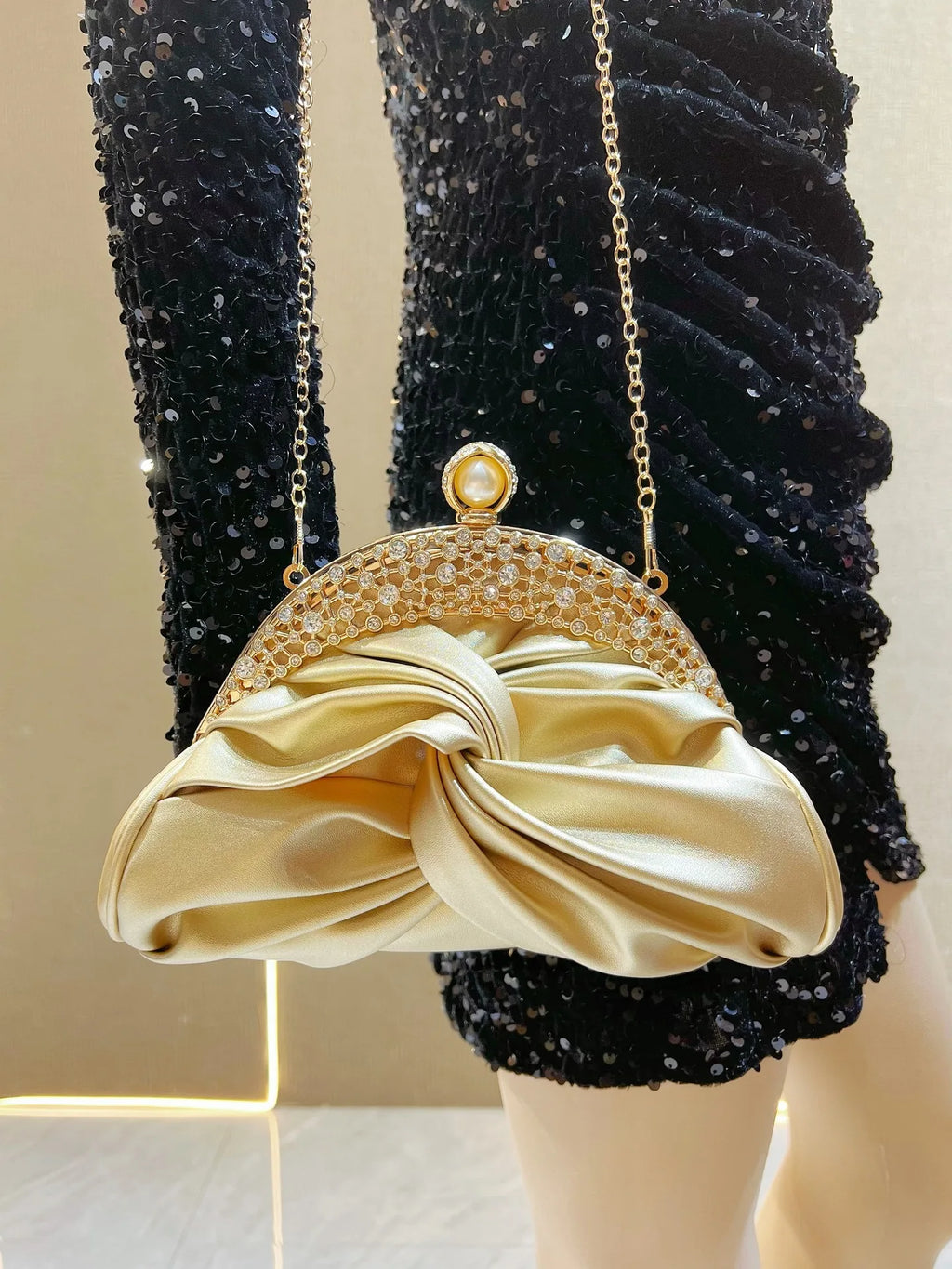 Red luxury chain shoulder bag for women, chic crossbody and clutch style, ideal for wedding, party, and prom occasions