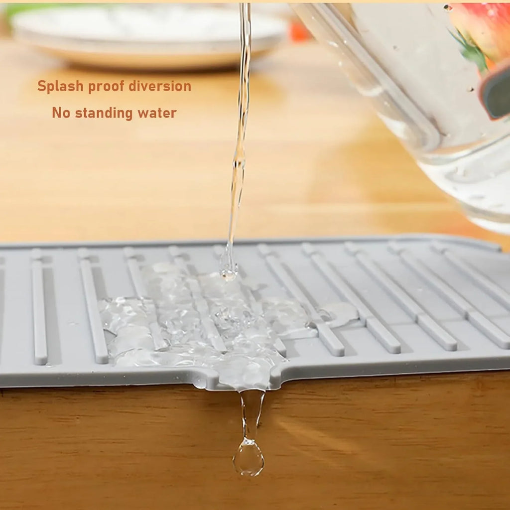 Showlu Smart General silicone faucet splash guard attached to kitchen sink to prevent water splashes during use.