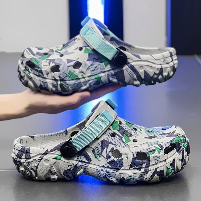 Camouflage men's garden clogs slippers with flat sole, outdoor flip flops, and casual sneaker style, ideal for outdoor or home wear.