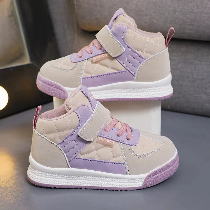 Showlu Fashion Kids winter sneakers with waterproof and anti-slip soles, designed for comfortable winter walking.