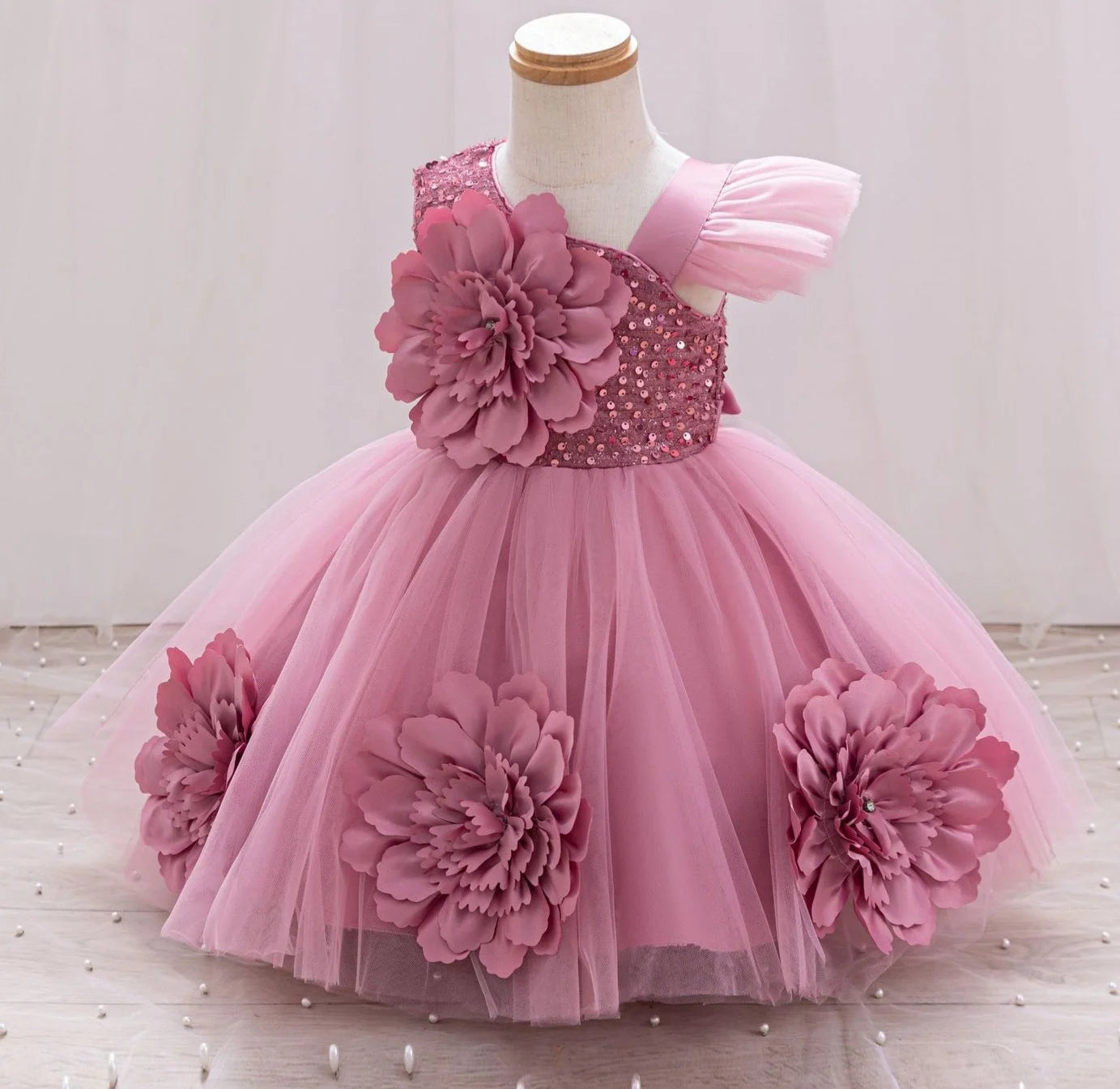 Red single-shoulder Sparkling Flying Sleeve dress for baby girls, perfect for birthday parties and pageants, suitable for ages 0-6 years.
