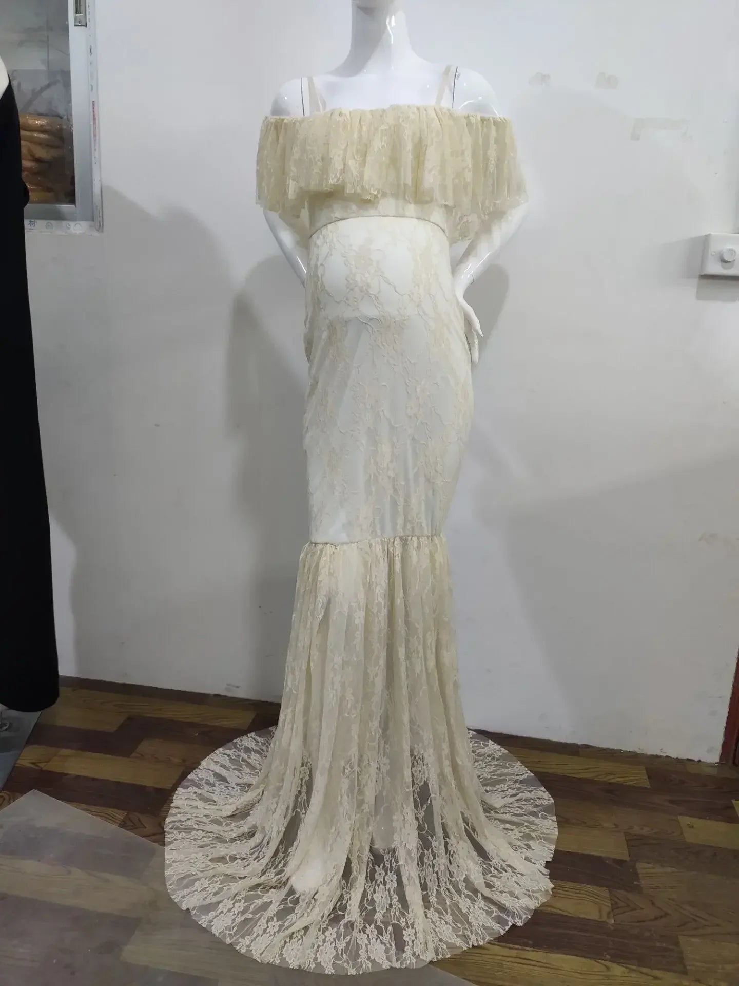 SHOWLU Maternity lace flysleeve chiffon dress for photo shoots, featuring delicate lace details and flowing fabric.