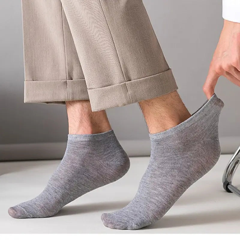 Set of 5 pairs of Showlu Fashion low cut boat socks for women and men, breathable, no show, anti-slip ankle socks in solid colors.
