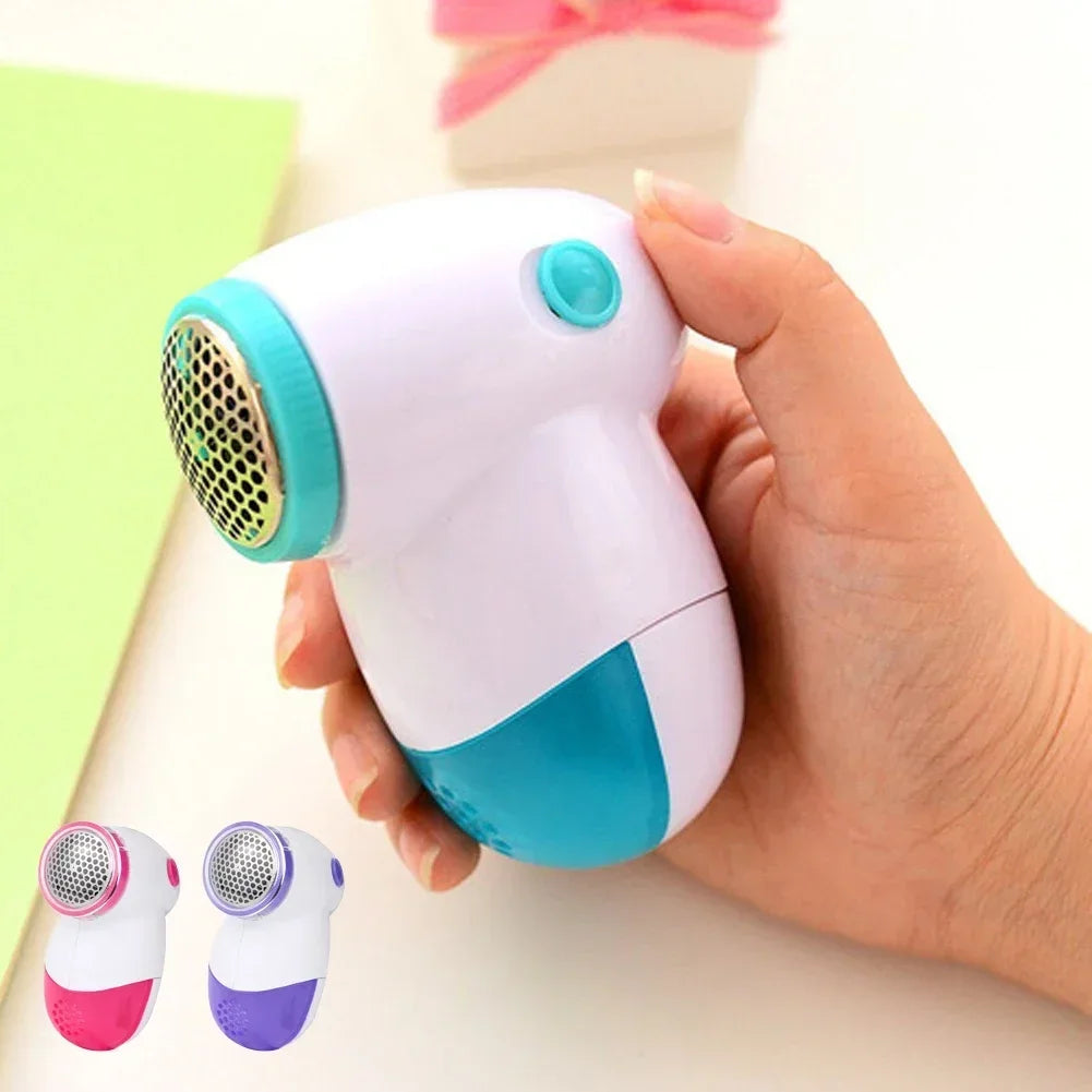 Electric lint remover fabric shaver by Showlu Smart General, showing a close-up of the device removing lint from a sweater.