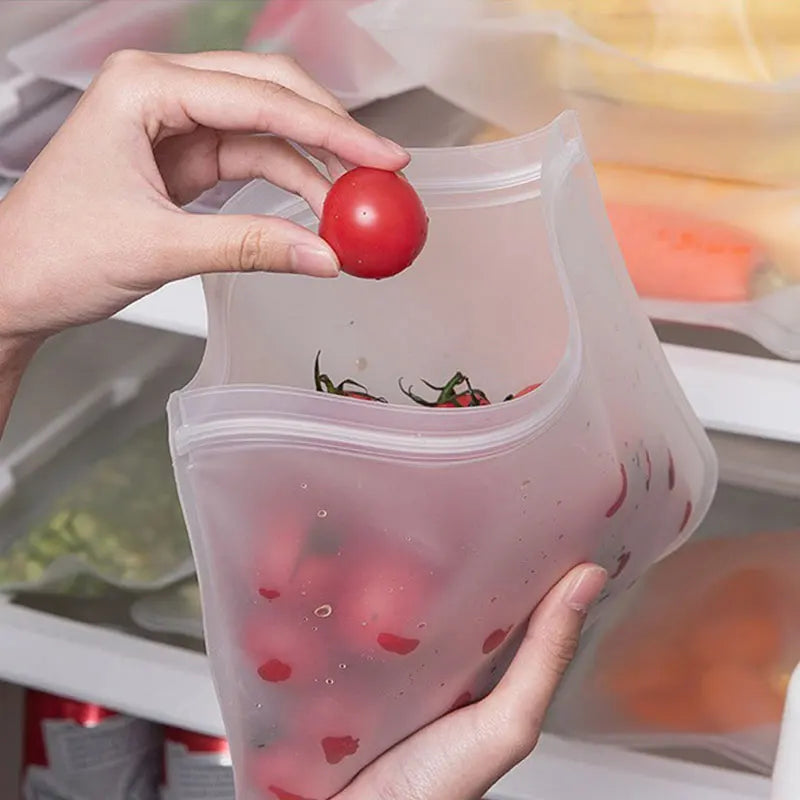 Reusable food storage bags by Showlu Smart General, showing various sizes with clear, leak-proof design for fresh food storage.