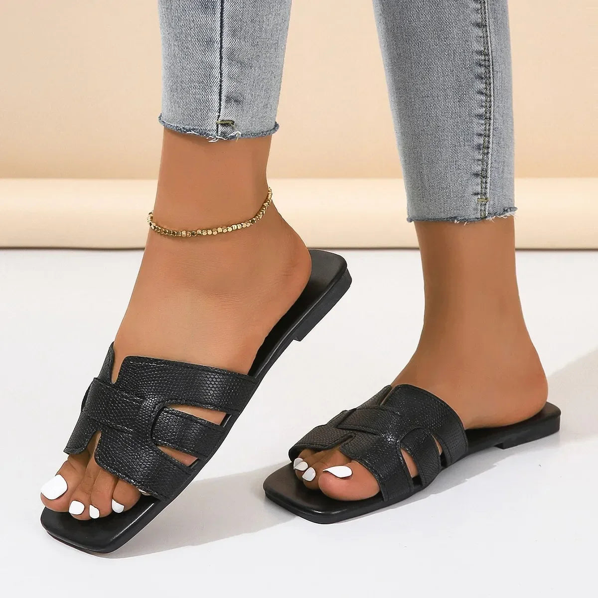 SHOWLU FASHION Women's flat gladiator sandals with multiple straps, casual summer slippers perfect for warm weather wear.