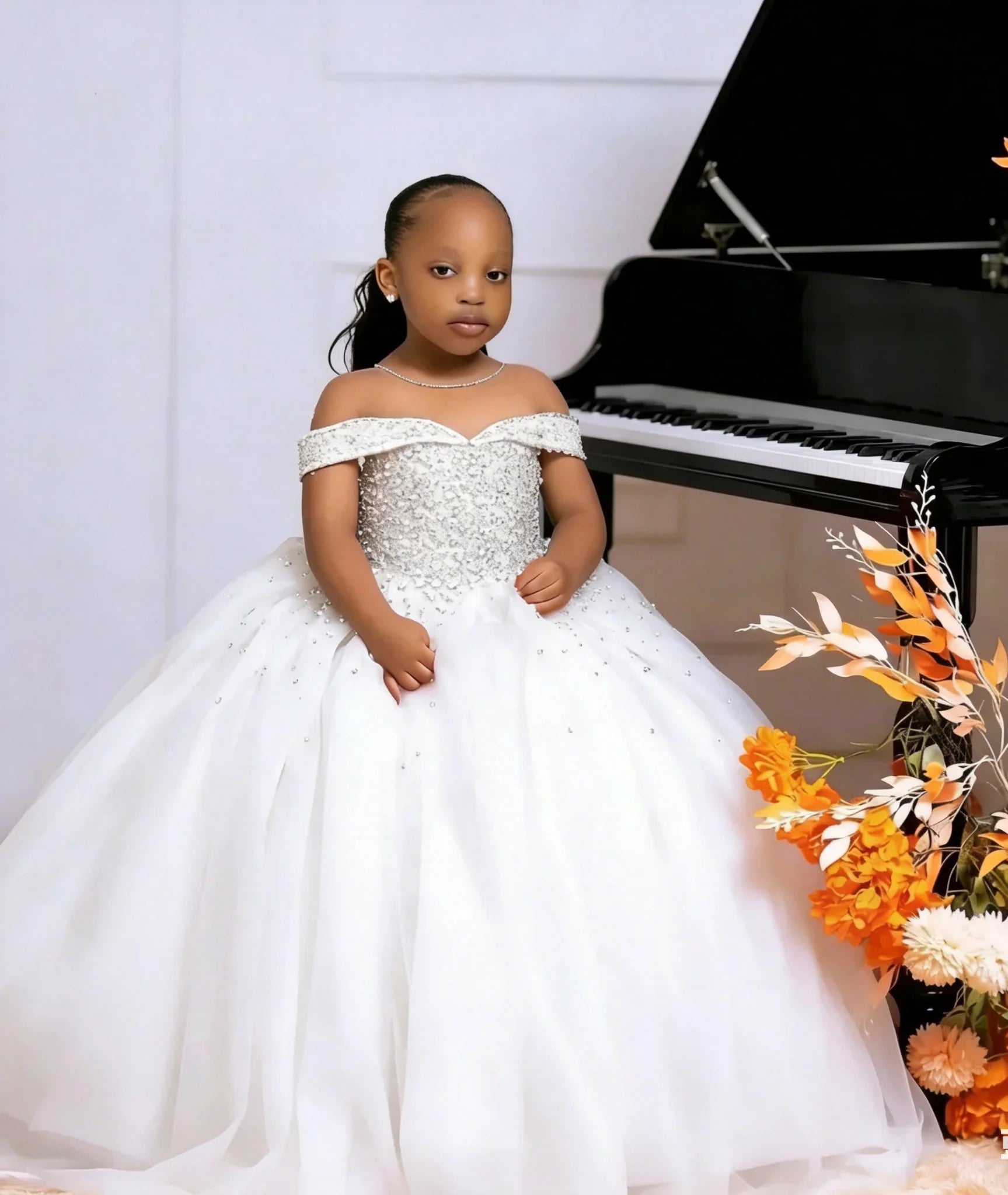 Elegant off-shoulder tulle flower girl communion dress by Showlu Smart General with floral details and a classic, graceful design.