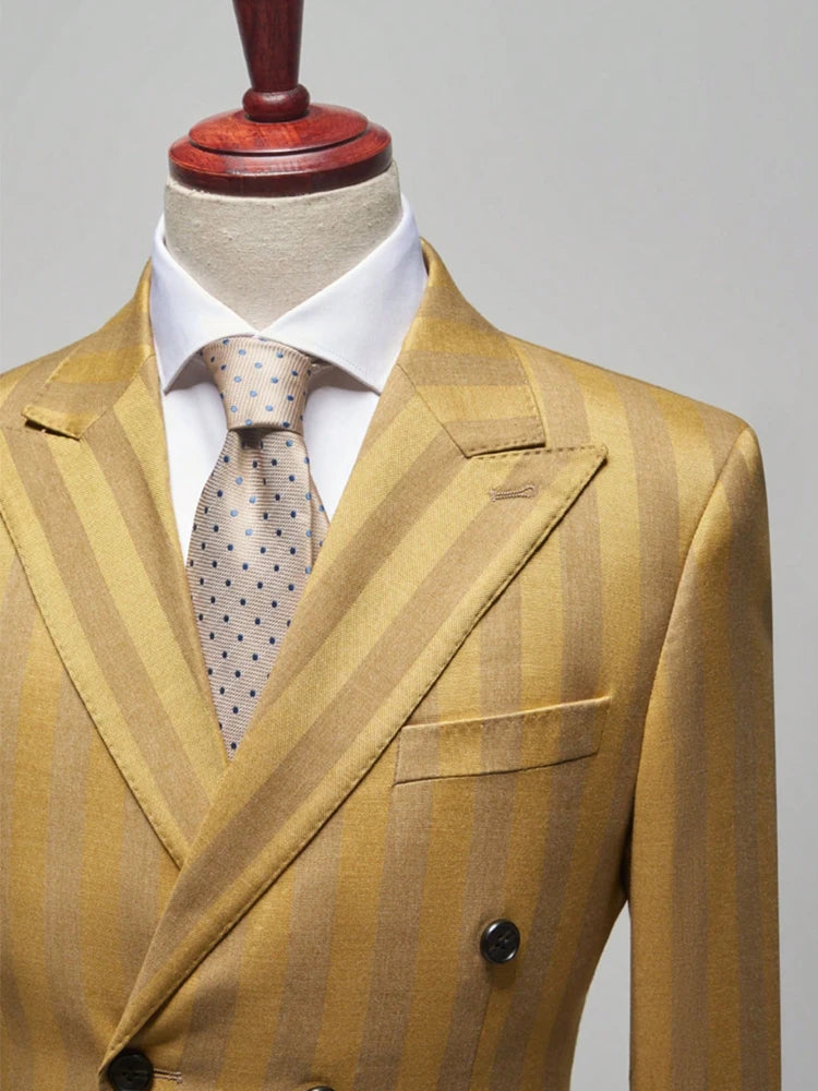 Men's Showlu Fashion slim fit jacquard 2-piece suit with double-breasted jacket and matching pants, suitable for casual or wedding occasions.