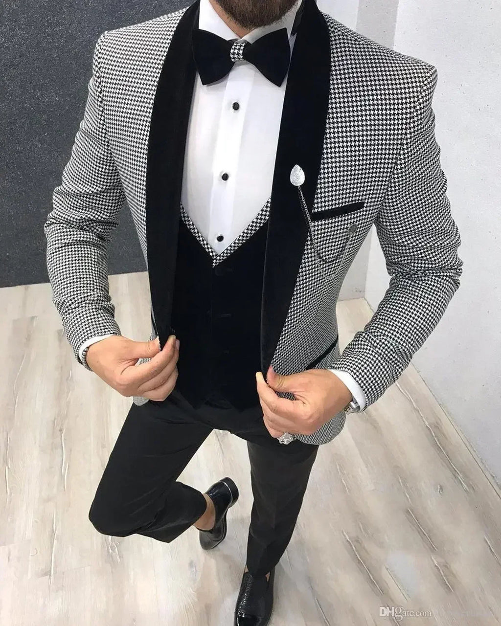 Olive green men's 3-piece slim fit suit with notch lapel tuxedo style by SHOWLU FASHION STORE, featuring tailored jacket, vest, and trousers.