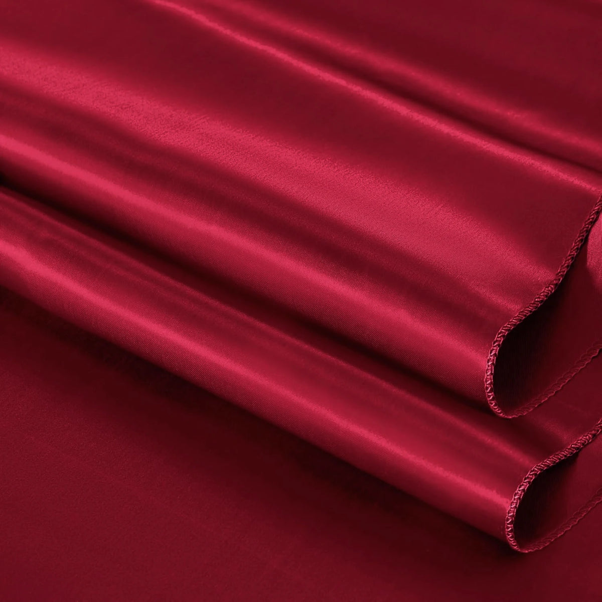 Round satin wedding tablecloth in bright smooth silk, ideal for Christmas, banquets, anniversaries, and elegant dining events.
