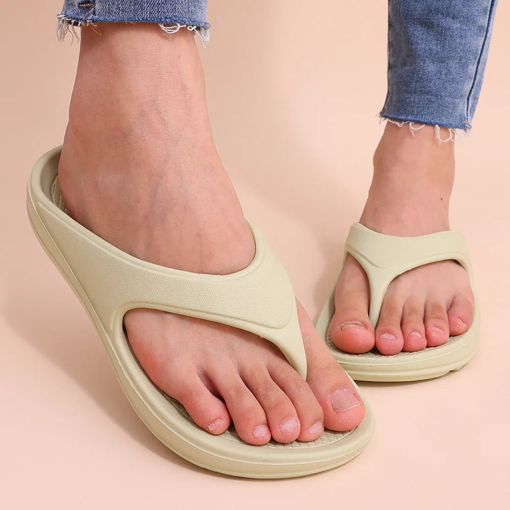 Comwarm thick sole flip flops for women with soft EVA yoga mat-inspired beach sandals, featuring cushioned soles and casual style.