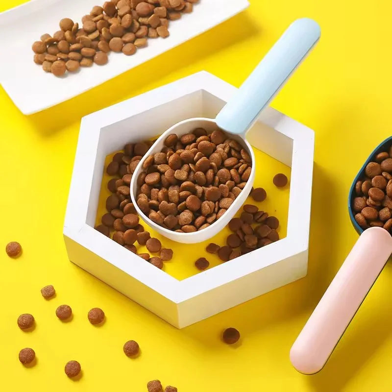 Showlu Smart General pet food scoop with clip, made of durable plastic, featuring a convenient clip for easy storage.