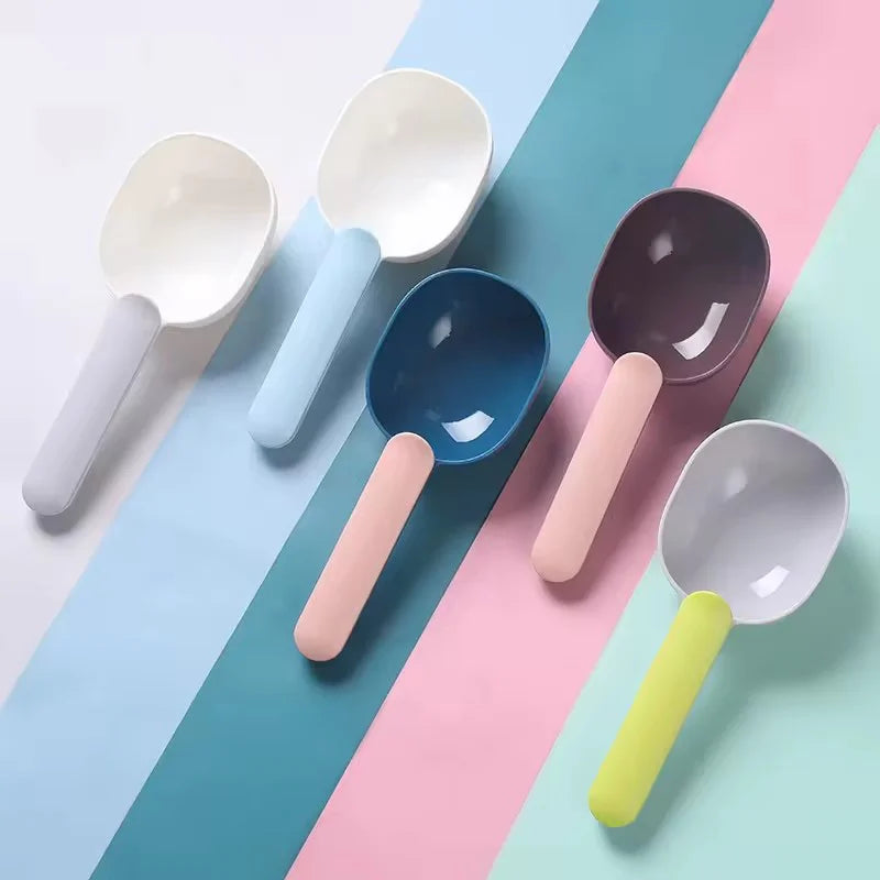 Showlu Smart General pet food scoop clip for easy storage and sealing of pet food containers.