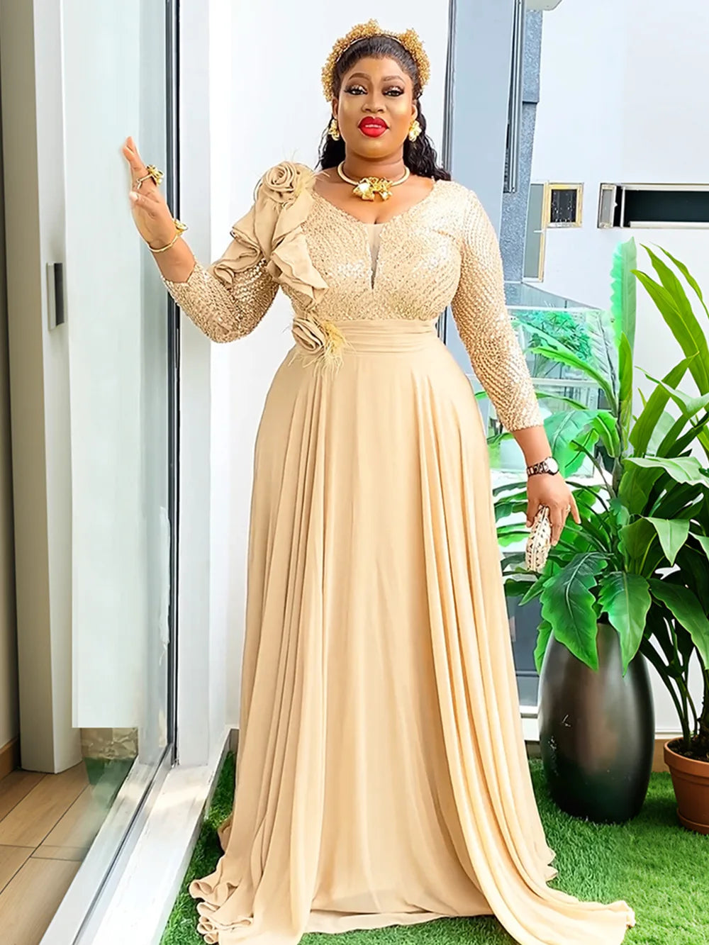 Elegant African dress for women featuring vibrant Ankara fabric, long plus-size dashiki robe suitable for weddings and parties.