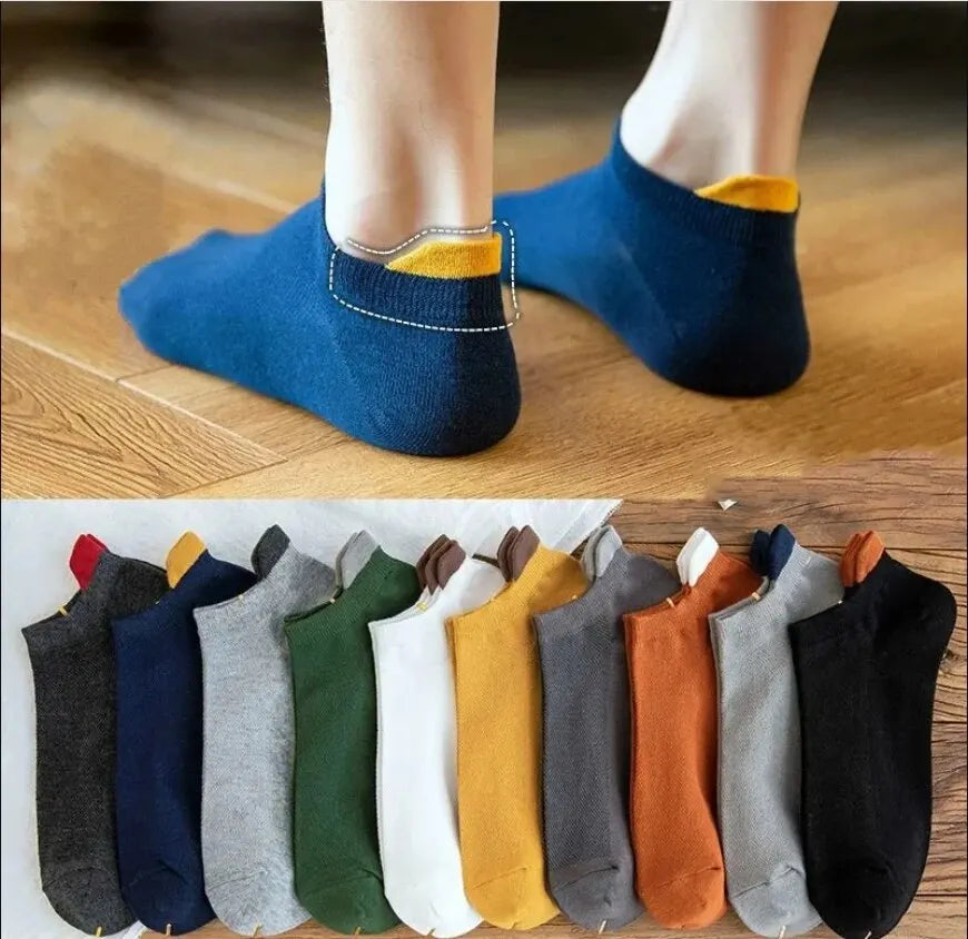 Set of men's striped athletic sports socks in cotton, breathable, sweat-absorbing, and comfortable ankle socks for active wear.