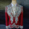 Men’s red 2-piece wedding tuxedo with peaked lapel by Queena Novias, featuring tailored fit and stylish formal design.
