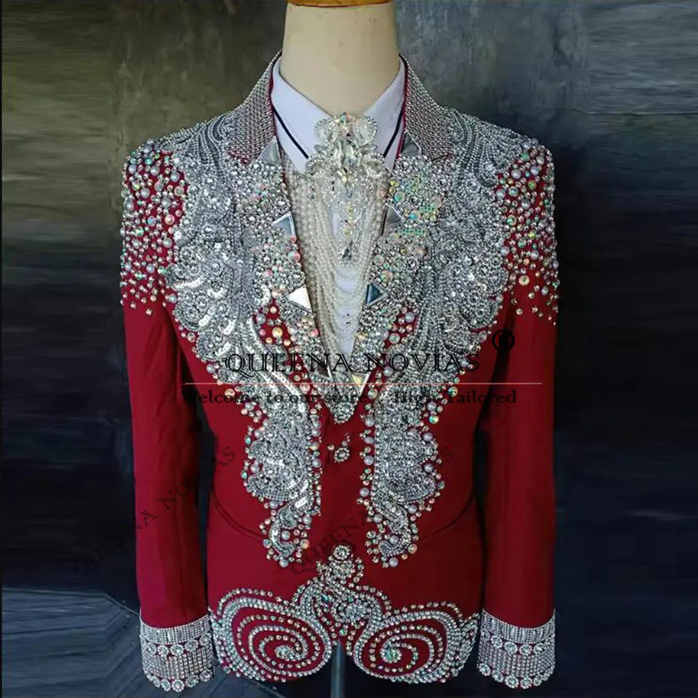 Men’s red 2-piece wedding tuxedo with peaked lapel by Queena Novias, featuring tailored fit and stylish formal design.