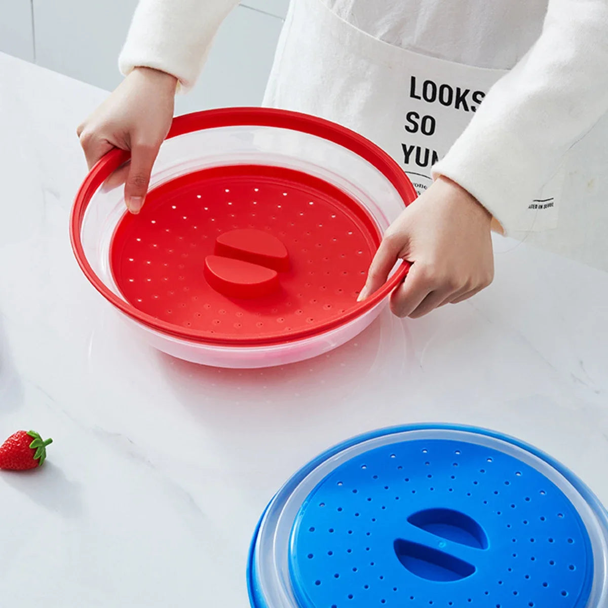 Showlu Smart General silicone microwave cover with vent holes, designed to prevent splatters and keep food warm during heating.