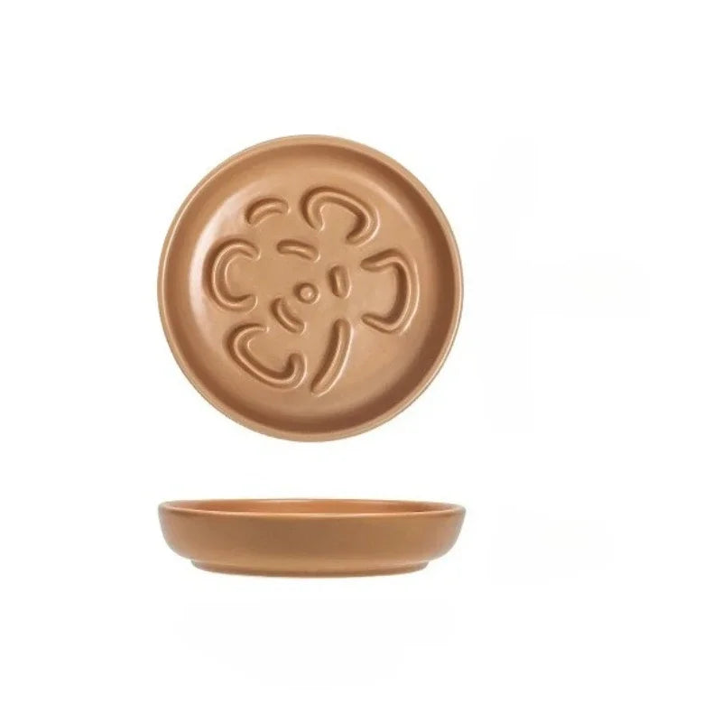 Creative clover-shaped slow food pet bowl for cats and dogs, anti-spill and anti-choking design in round shape.