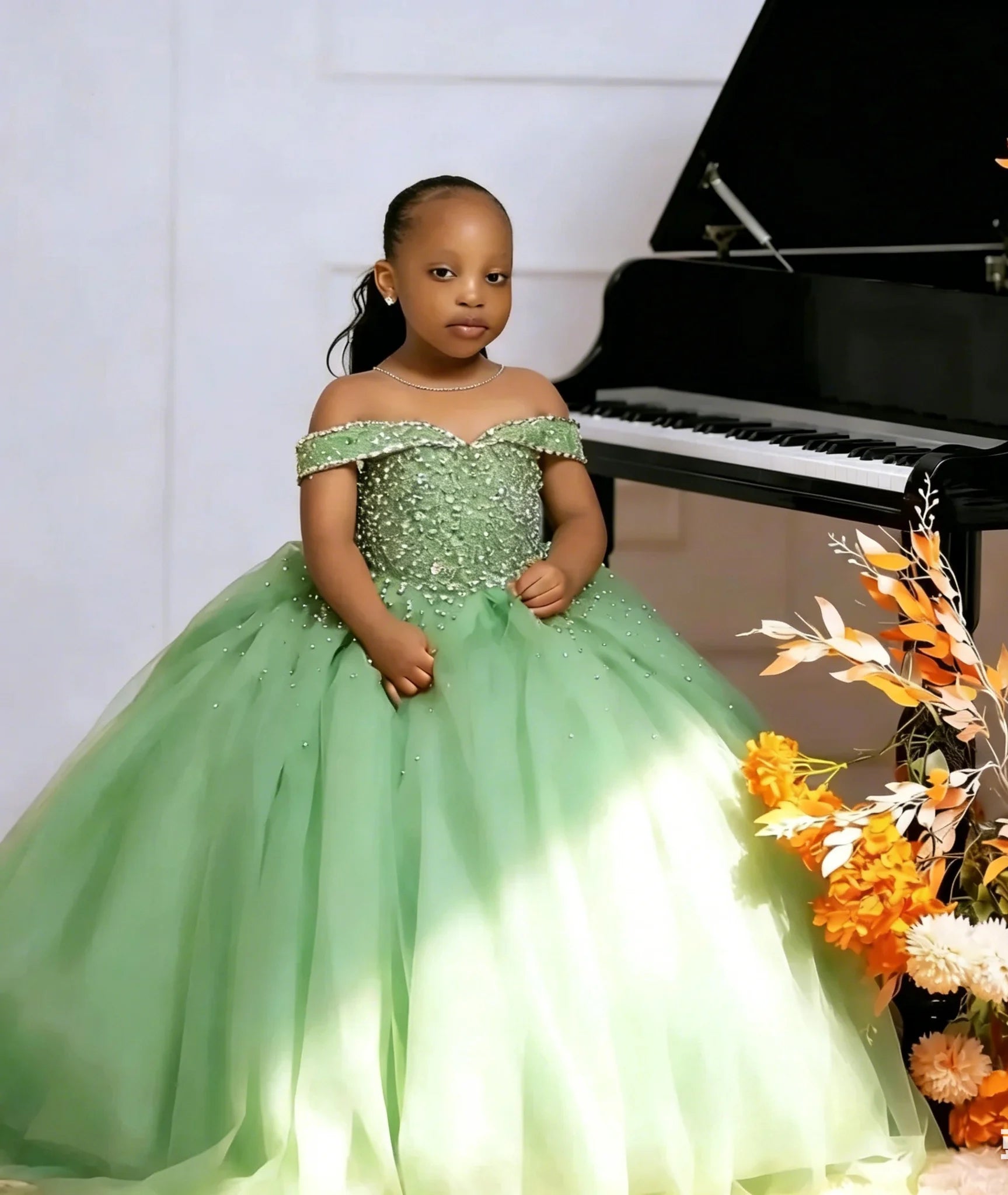 Showlu Smart General elegant off-shoulder tulle flower girl communion dress with floral details and layered skirt.