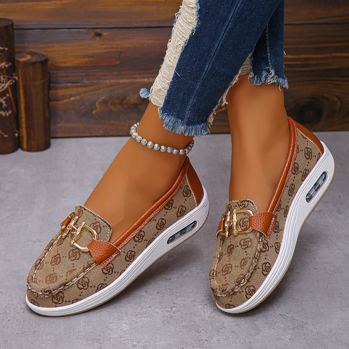 Roar Uthaug women's retro flat shoes with round toe, metal decor, slip-on design, in a stylish and comfortable footwear style.