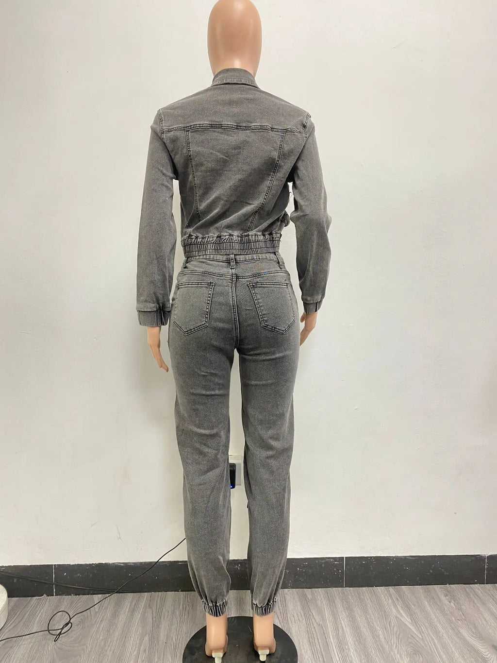 Long sleeve women’s denim pant set with zipper, cargo pockets, slim fit, ankle-length pants, spliced design, high street style.