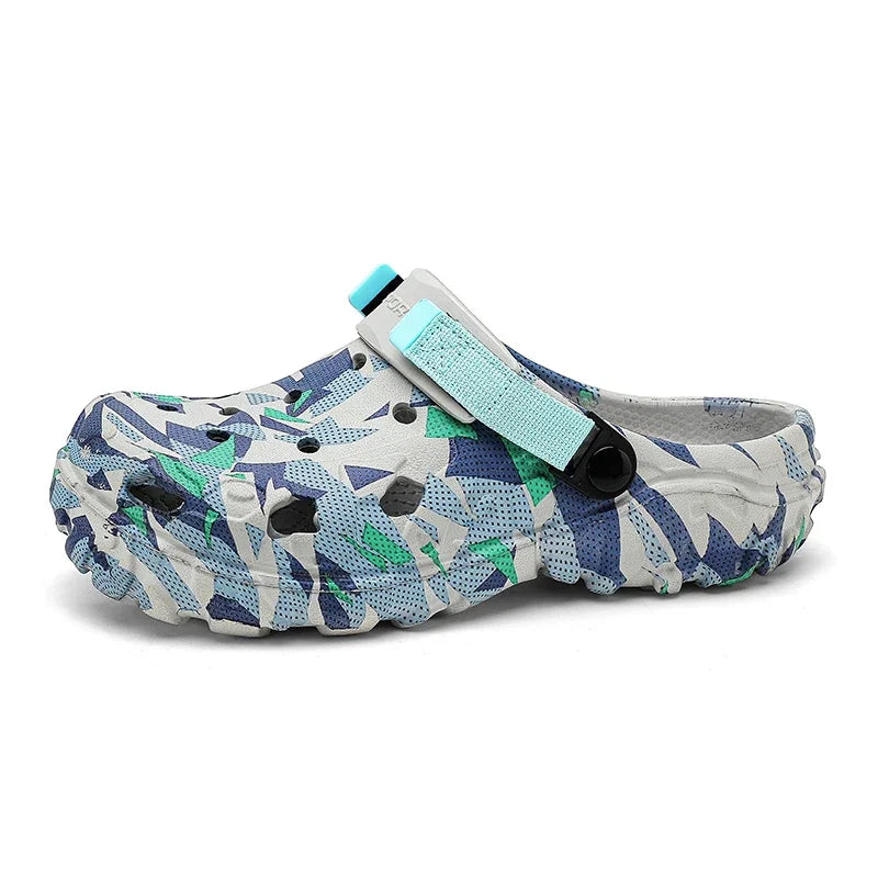 Camouflage men's garden clogs and slippers, flat outdoor sandals with open-toe design, suitable for home or outdoor wear.