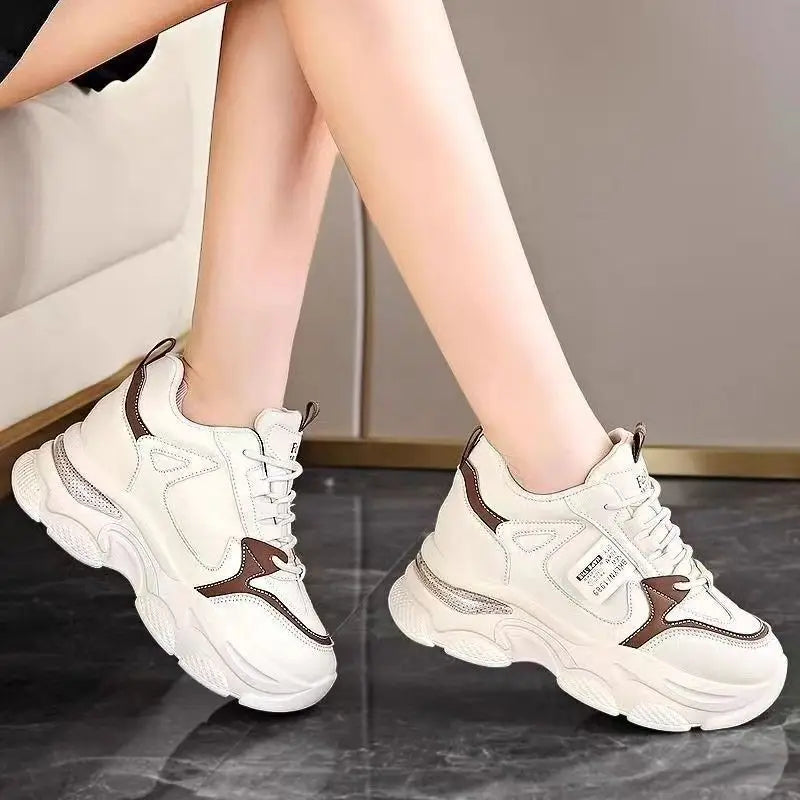 Large size women's breathable lightweight casual sports shoes with thick soles, versatile and comfortable for autumn fashion.