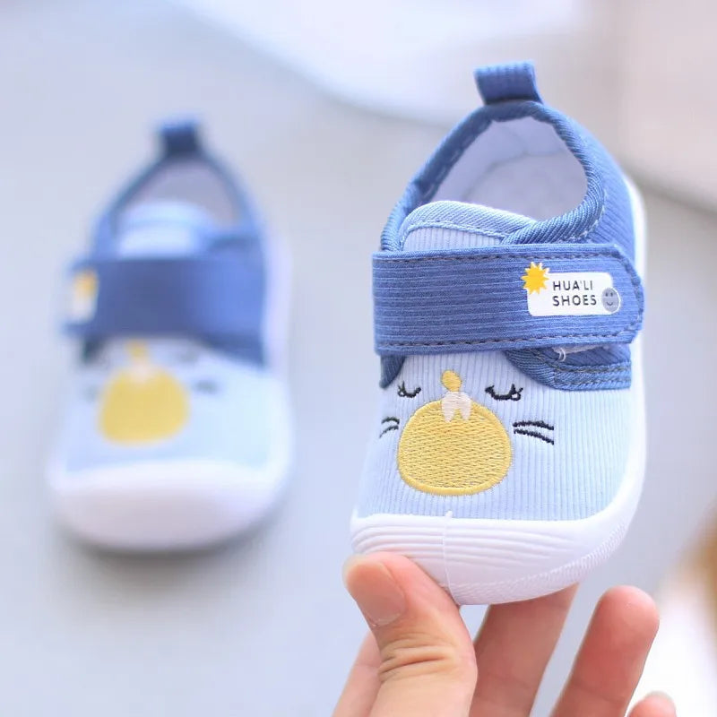 Showlu Fashion baby cartoon squeaky shoes with non-slip canvas soles, designed for first walkers and toddler footwear.
