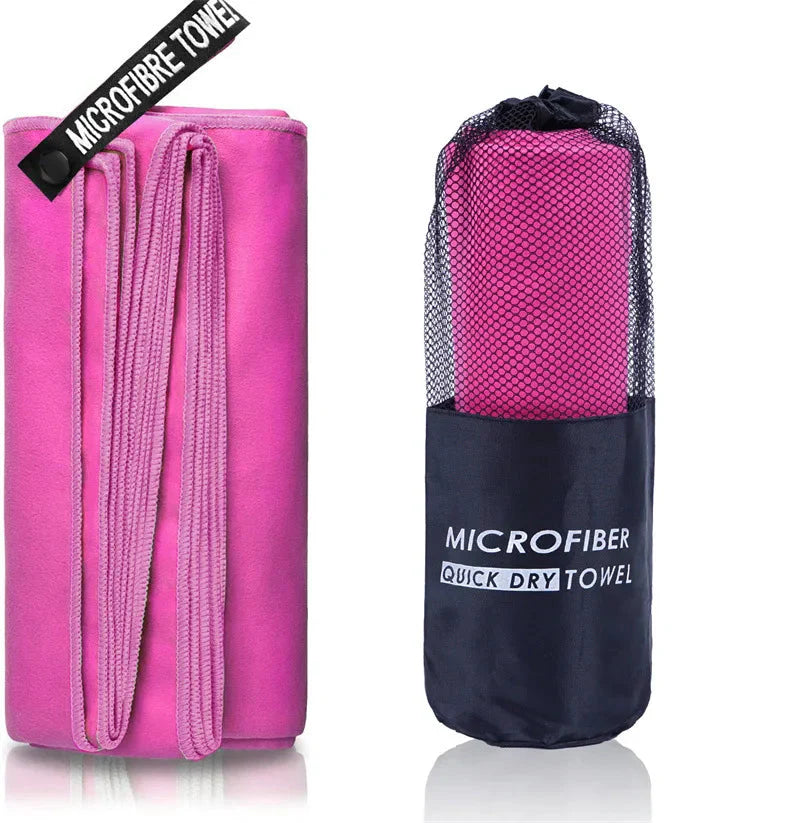 SHOWLU quick-drying microfiber sports towel for gym, swimming, and beach use, shown lying on a wooden surface.