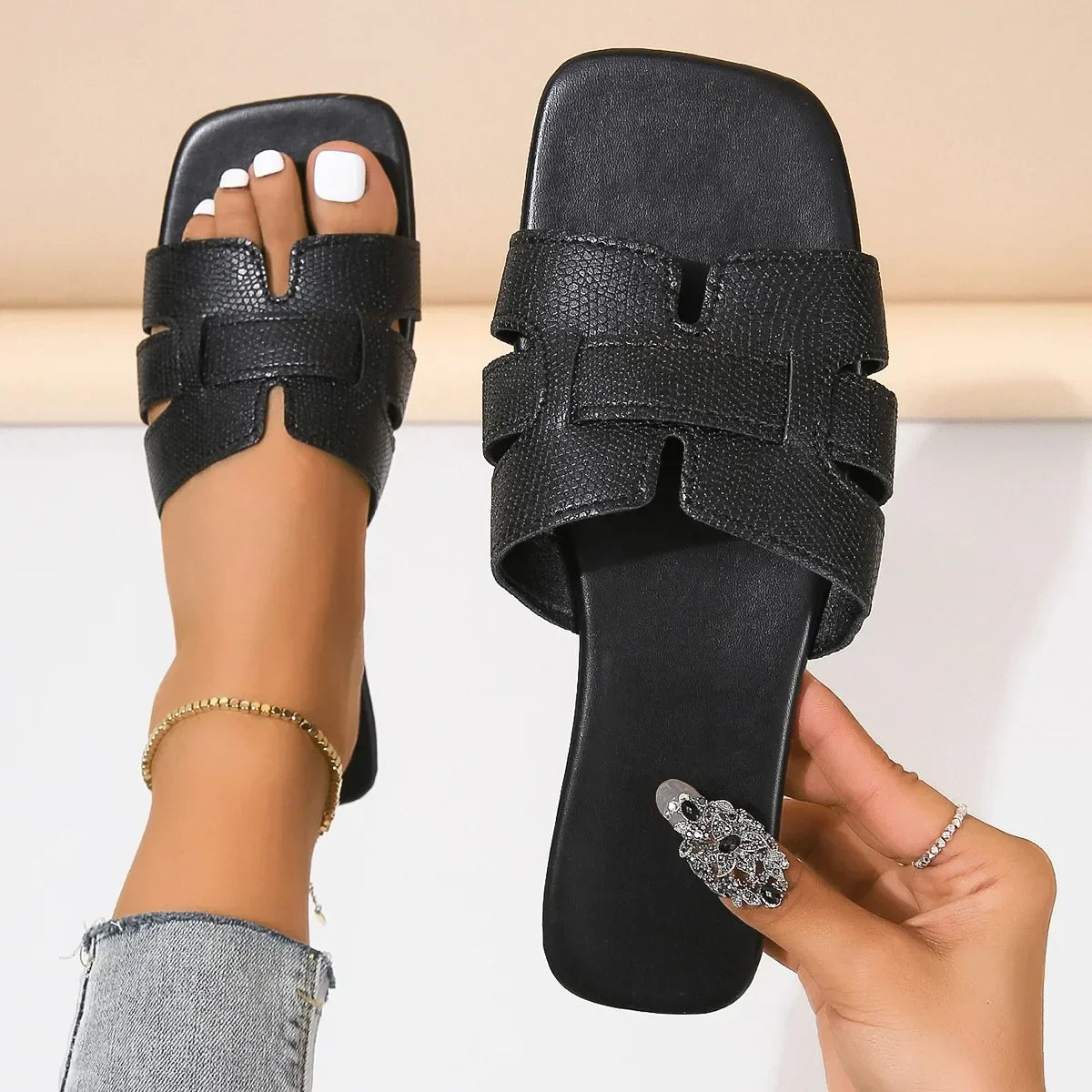 Women's flat gladiator sandals by SHOWLU FASHION, casual summer slippers with multiple straps and open toe design.