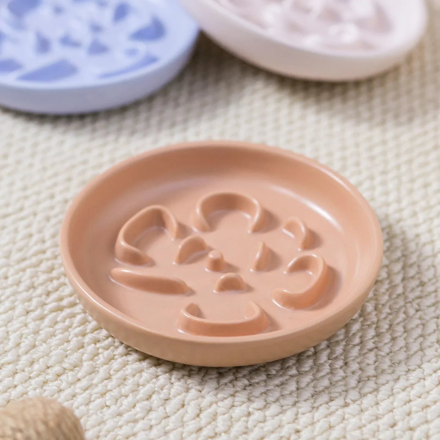Showlu Fashion Store creative clover-shaped slow food pet bowl for cats and dogs, anti spill, anti choking round pet dish.