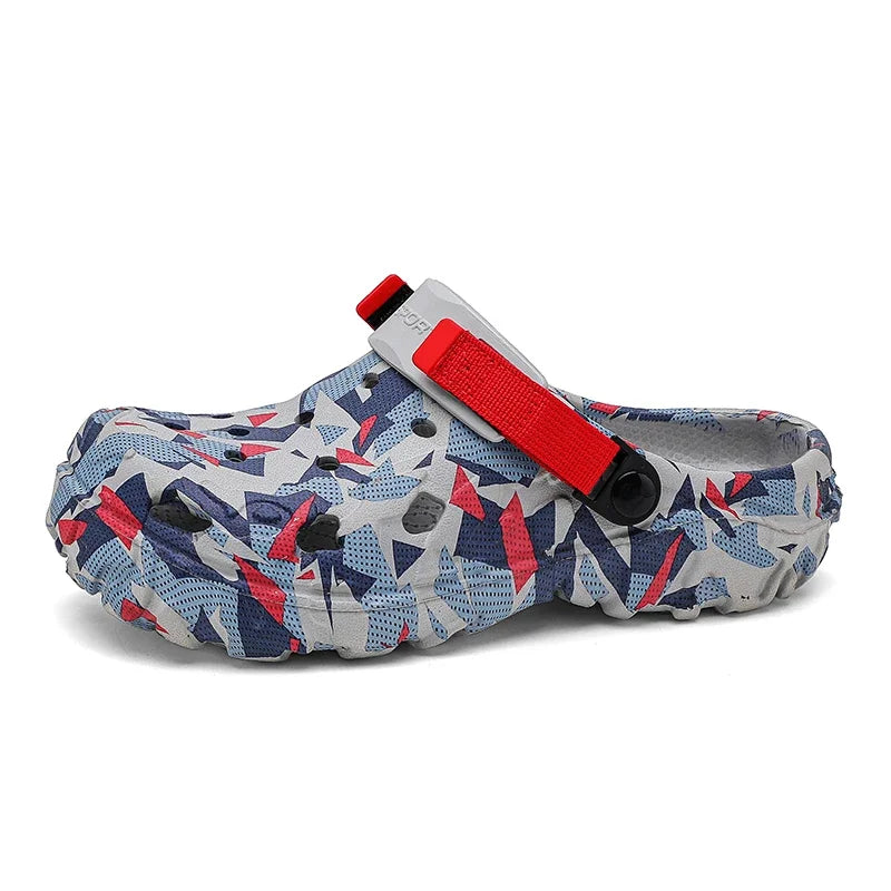 Men's camouflage garden clogs and slippers, flat outdoor sandals with slip-on design, suitable for home, garden, and outdoor use.