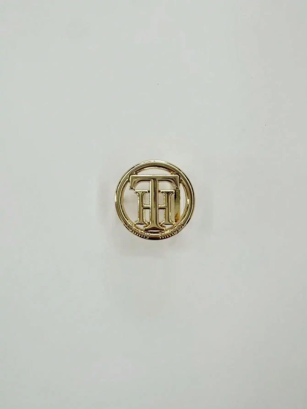 Women's belt with a smooth letter buckle, 2.5cm wide, in classic fashion style, perfect with jeans for versatile outfits.