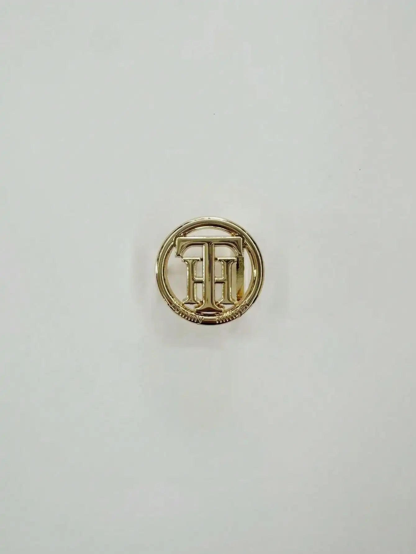 Women's belt with a smooth letter buckle, 2.5cm wide, in classic fashion style, perfect with jeans for versatile outfits.