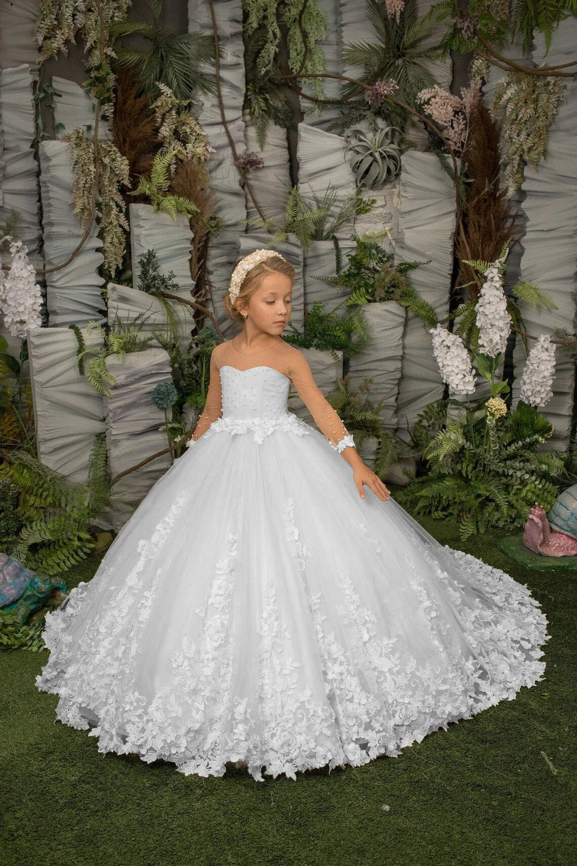 Flower girl dress by Showlu Fashion Store featuring floral lace applique, suitable for children’s weddings, parties, and first communions.