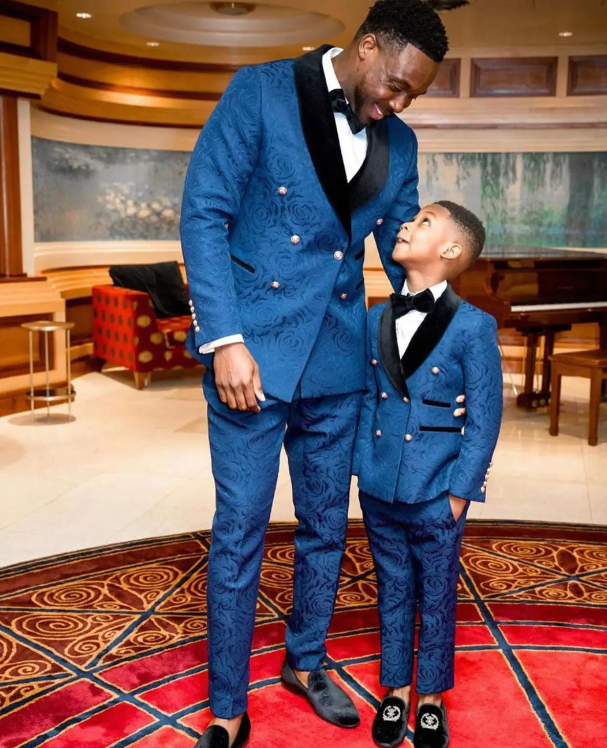Blue men's wedding suit with black velvet collar tuxedo set by SHOWLU FASHION STORE, featuring tailored fit and elegant design.
