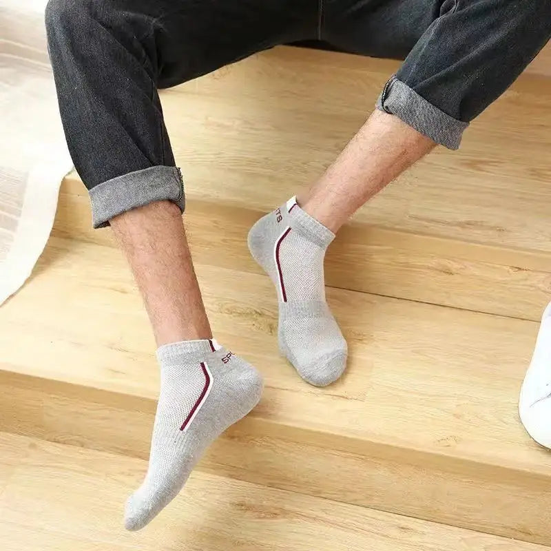 Set of men's striped sports ankle socks in cotton, breathable and sweat-absorbing for comfortable athletic wear.