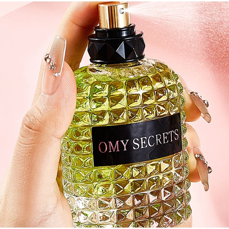 Eelhoe Miss Adventure floral perfume bottle featuring rose and jasmine scents, elegant glass perfume packaging.